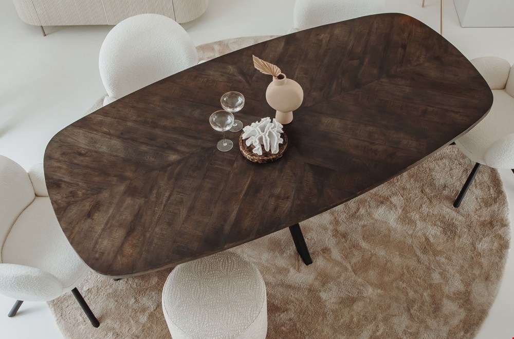 Welke vorm eettafel past het beste bij jouw interieur?